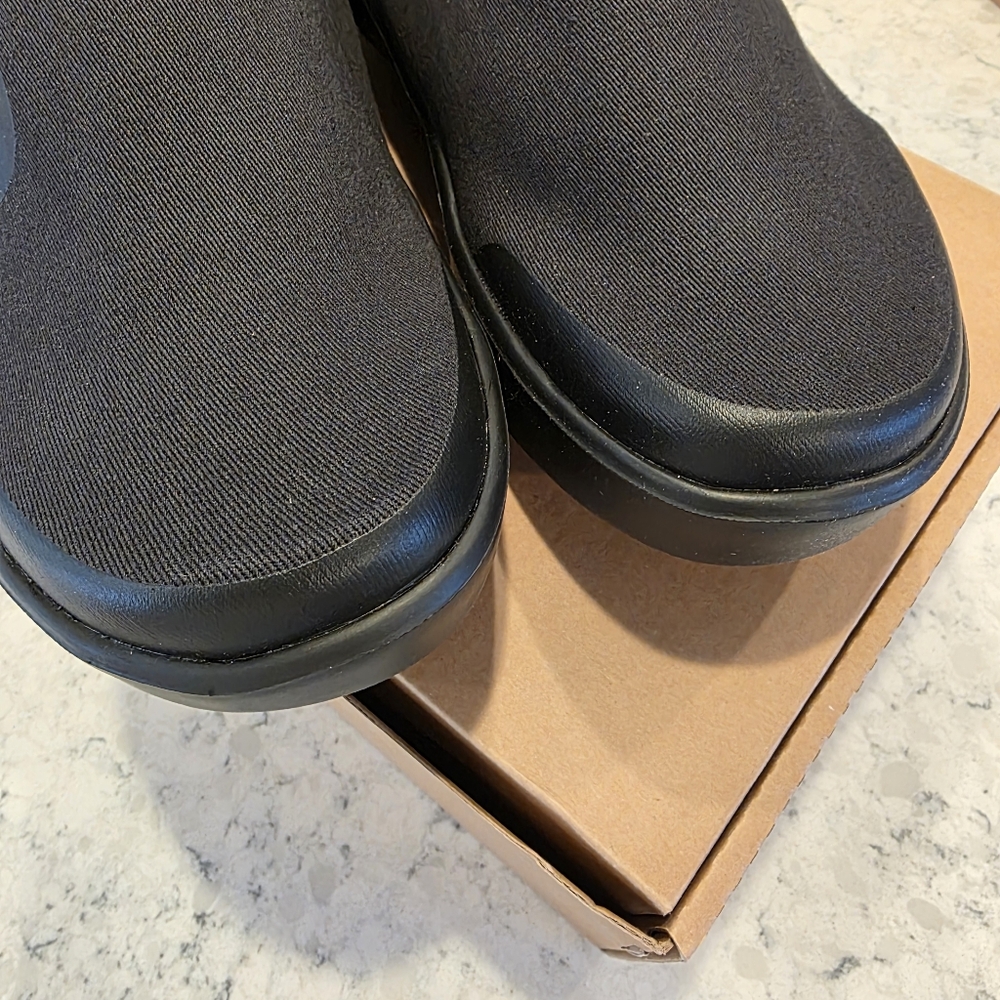 Oofos Men's OOmg eeZee Low Shoe -Recovery Black Size 11 NIB - Picture 3 of 13